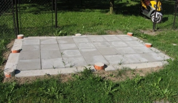 plinti in calcestruzzo + lastre da marciapiede